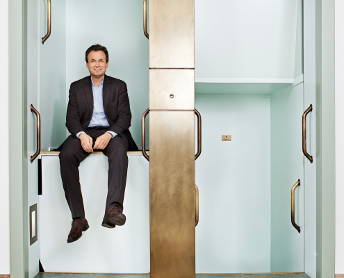 Business-Portraits von dem Author Dr. Körner aus Düsseldorf im Paternosteraufzug.