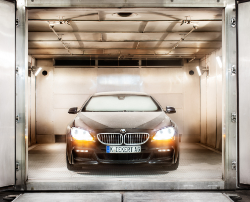 Schließsystem-Produktion im Kiekert-Werk in Heiligenhaus. Auto in einer Kältekammer.