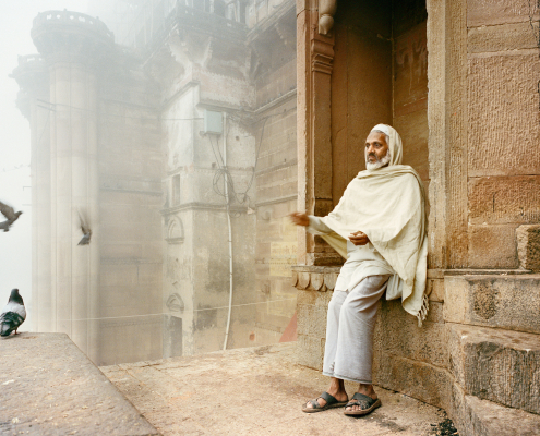 Ein Mann füttert Tauben in Varanasi - Uttar Prades