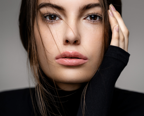 Portrait einer jungen Frau mit dem Blick zum Betrachter.