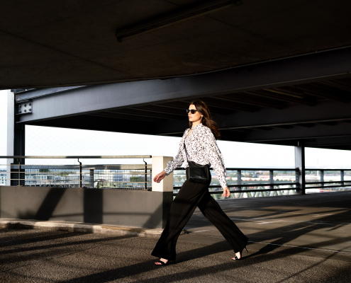 Frau mit Sonnenbrille im Parkhaus