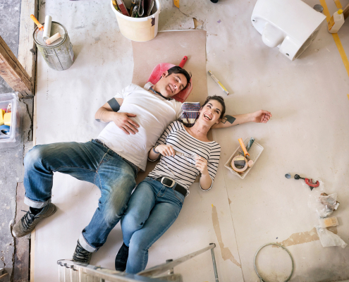 Portraits von einem Paar beim Renovieren.