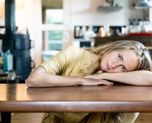 Portraits von einer jungen Frau auf einem Hof.